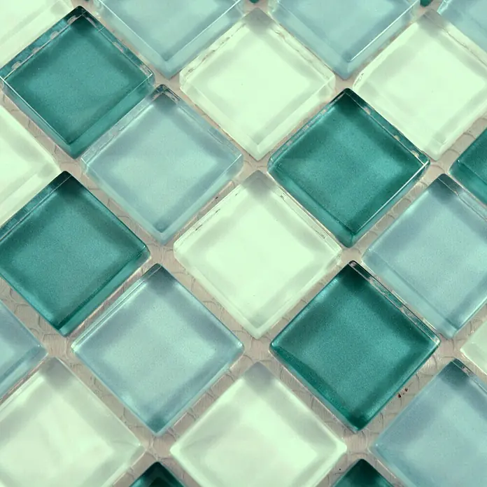 Mosaikfliese Quadrat Crystal Mix XCM 8114 - 32,7 x 30,2 cm, Hellgrün/Grün, Glänzend - Nahaufnahme eines Mosaiks aus türkisfarbenen und weißen Glasfliesen, ideal für Küche oder Bad. Ein elegantes Detail für jeden Raum.