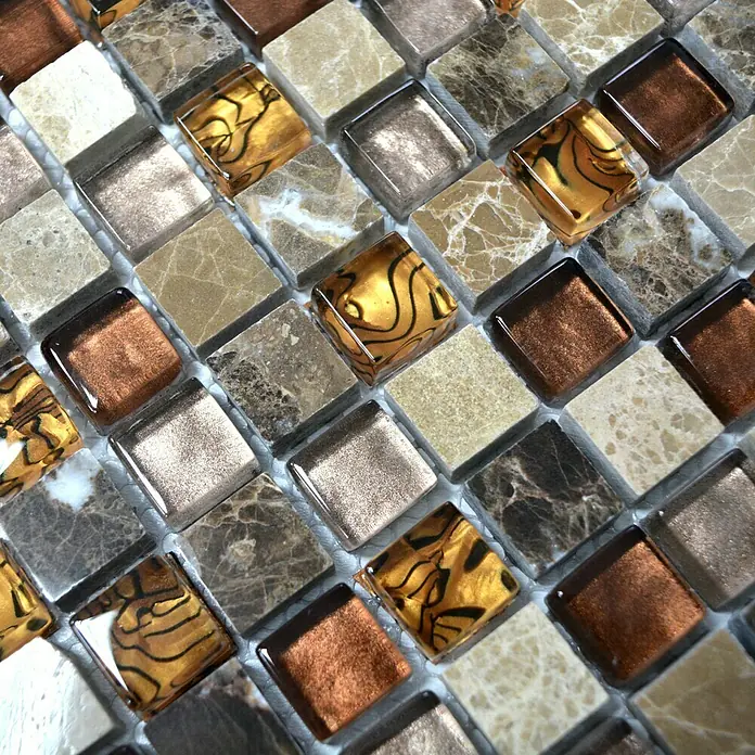 Mosaikfliese Quadrat Crystal Mix XCM M790 - 30,5 x 32,2 cm, Beige, Glänzend - Nahaufnahme von dekorativen Mosaikfliesen in verschiedenen Braun- und Goldtönen, ideal für elegante Wand- und Bodengestaltungen.