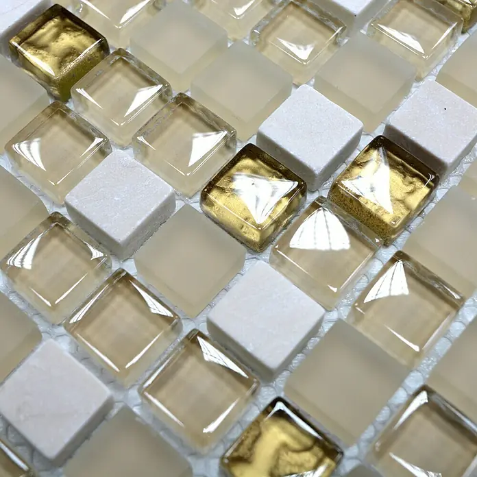 Mosaikfliese Quadrat Crystal Mix XCM M910 - 30,5 x 32,2 cm, Weiß, Glänzend - Nahaufnahme eines Mosaiks aus quadratischen Fliesen in Beige-, Gold- und Weißtönen, das eine elegante und moderne Oberfläche bietet.