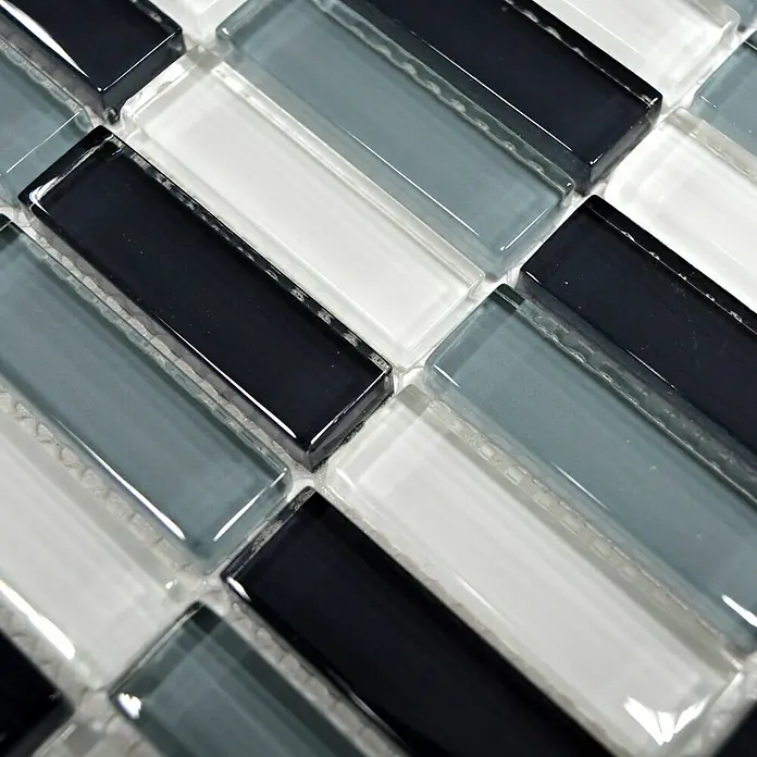 Mosaikfliese Stäbchen Crystal Mix XCM S828 - 32,2 x 31 cm, Grau, Glänzend - Nahaufnahme eines Mosaikfliesenmusters in Schwarz, Grau und Weiß, das eine elegante und moderne Ästhetik für Innenräume bietet.