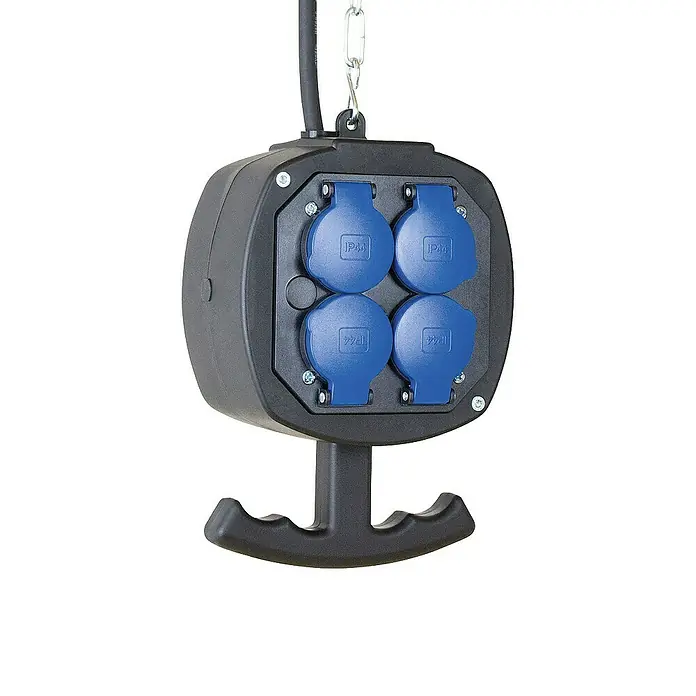 as-schwabe Steckdosenball - 8-fach, Schwarz, IP44 - Produktbild eines schwarzen Stromverteilers mit vier blauen IP44-Steckdosen und einem praktischen Tragegriff.
