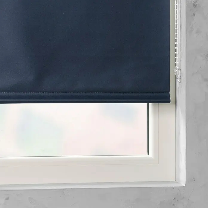 Rollo Basic - B x H: 100 x 175 cm, Blau, Uni, Verdunkelnd - Nahaufnahme eines blauen Rollos an einem Fenster mit weißem Rahmen, das für Privatsphäre und Verdunkelung sorgt.