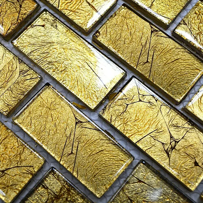 Mosaikfliese Brick Crystal Uni CM 4GO30 - 30 x 30 cm, Gold, Glänzend - Nahaufnahme von rechteckigen, goldfarbenen Mosaikfliesen mit einzigartigen Rissmustern.