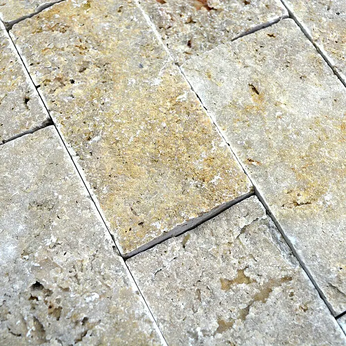 Mosaikfliese Brick Splitface X3D 42774 - 30,5 x 29 cm, Braun, Matt - Nahaufnahme von Travertin-Fliesen mit einem natürlichen, porösen Aussehen und warmen Erdtönen, ideal für rustikale Boden- oder Wandbeläge.
