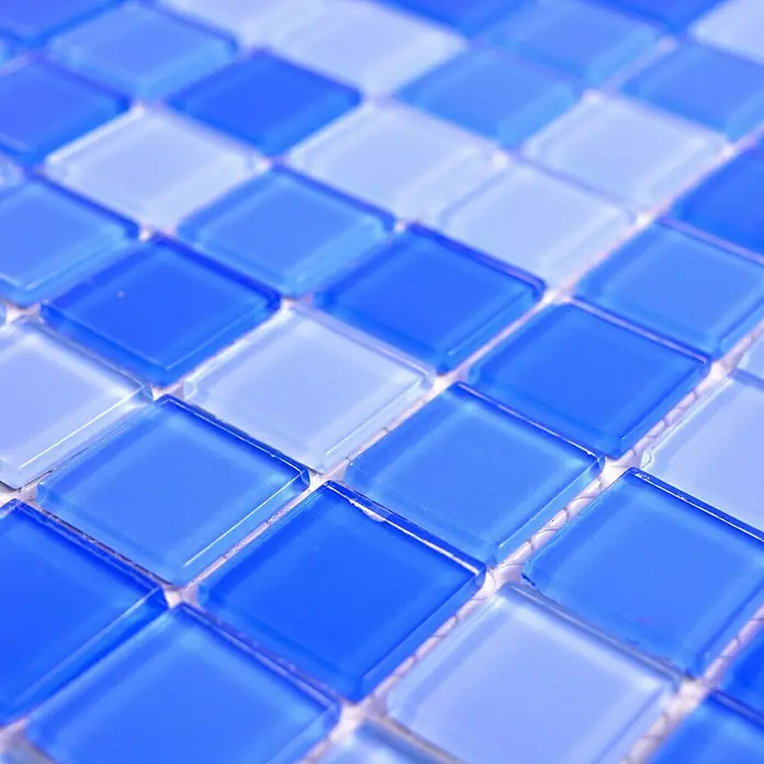 Mosaikfliese Quadrat Crystal Mix CM 4222 - 32,7 x 30,2 cm, Hellblau, Glänzend - Nahaufnahme eines Musters aus blauen und hellblauen quadratischen Glasmosaikfliesen, die eine strukturierte Oberfläche bilden.