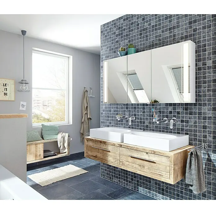 Mosaikfliese XNT 46628 - 30,5 x 30,5 cm, Schwarz, Matt - Ein modernes Badezimmer mit einem Doppelwaschtisch aus Holz und einem Spiegelschrank mit Beleuchtung.
