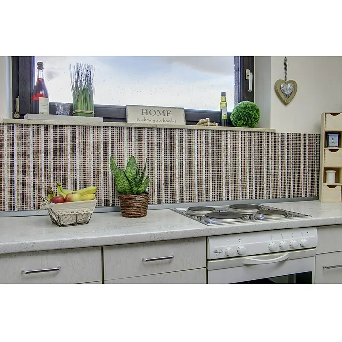 Mosaikfliese Quadrat Mix XGM ST55 - 32,7 x 30,5 cm, Braun/Beige/Weiß, Glänzend - Nahaufnahme einer Küche mit Mosaikfliesen, Obst und Küchenutensilien auf einer Arbeitsplatte.