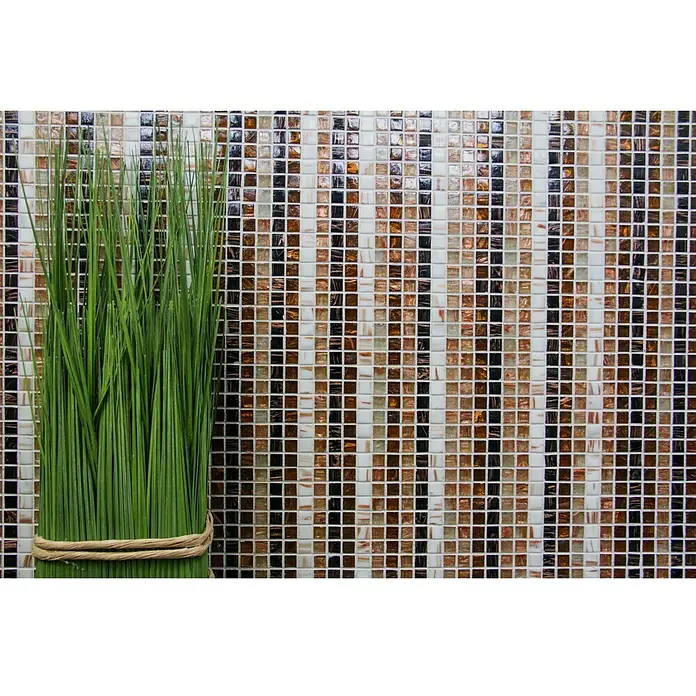 Mosaikfliese Quadrat Mix XGM ST55 - 32,7 x 30,5 cm, Braun/Beige/Weiß, Glänzend - Glasmosaikfliesen in Braun- und Weißtönen als Wanddekoration, neben einem grünen Grasbüschel. Elegantes Mosaik für stilvolle Akzente.