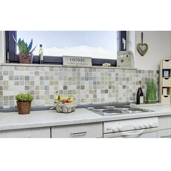 Mosaikfliese Mix XNT 46685 - 30,5 x 30,5 cm, Beige, Matt - Küchenansicht mit Herd, Mosaikfliesen und Dekorationen. Das Fenster lässt Tageslicht herein und schafft eine freundliche Atmosphäre in der Küche.