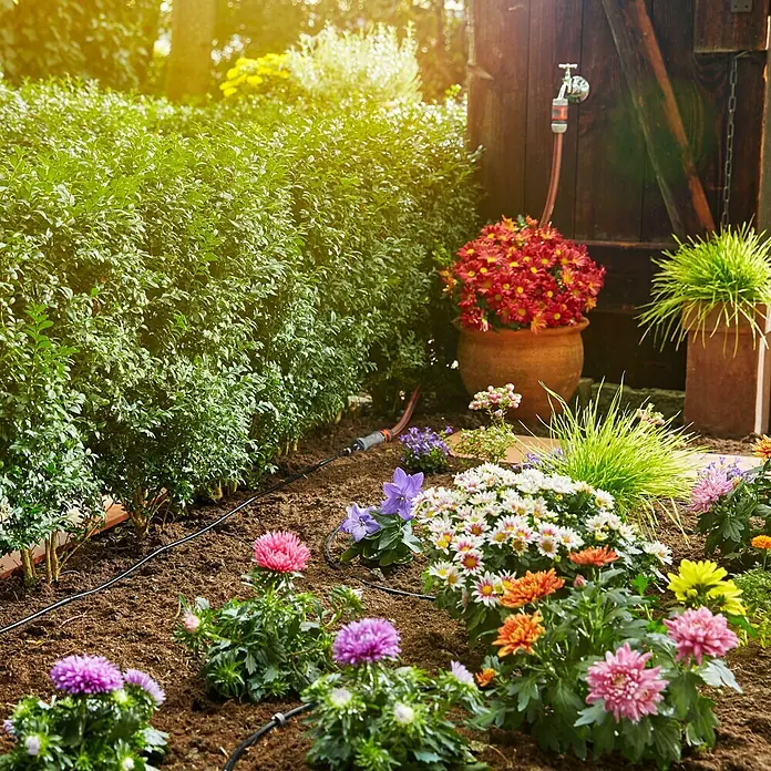 Gardena Micro-Drip Bewässerungs-Set Pflanzreihen Start-Set - Passend für: Pflanzreihen bis 15 m, Anwendungsbereich: Außen - Bewässerungssystem für den Garten mit Blumen und Büschen. Das System sorgt für eine effiziente und gezielte Bewässerung der Pflanzen.