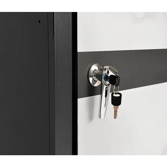 Proregal Mülltonnenbox 1er Mülltonnenverkleidung - Metall, Marmor-Optik hell, Geeignet für Anzahl Mülltonnen: 1 Stk. - Nahaufnahme eines Schrankes mit einem Chromgriff und einem Schlüssel, der den Fokus auf das Schließsystem des Möbels lenkt.