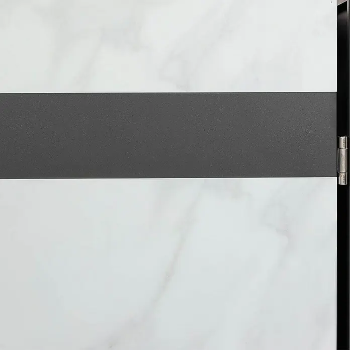 Proregal Mülltonnenbox 1er Mülltonnenverkleidung - Metall, Marmor-Optik hell, Geeignet für Anzahl Mülltonnen: 1 Stk. - Nahaufnahme einer modernen Schranktür mit einer grauen horizontalen Leiste und Marmorstruktur, die ein elegantes und stilvolles Design zeigt.