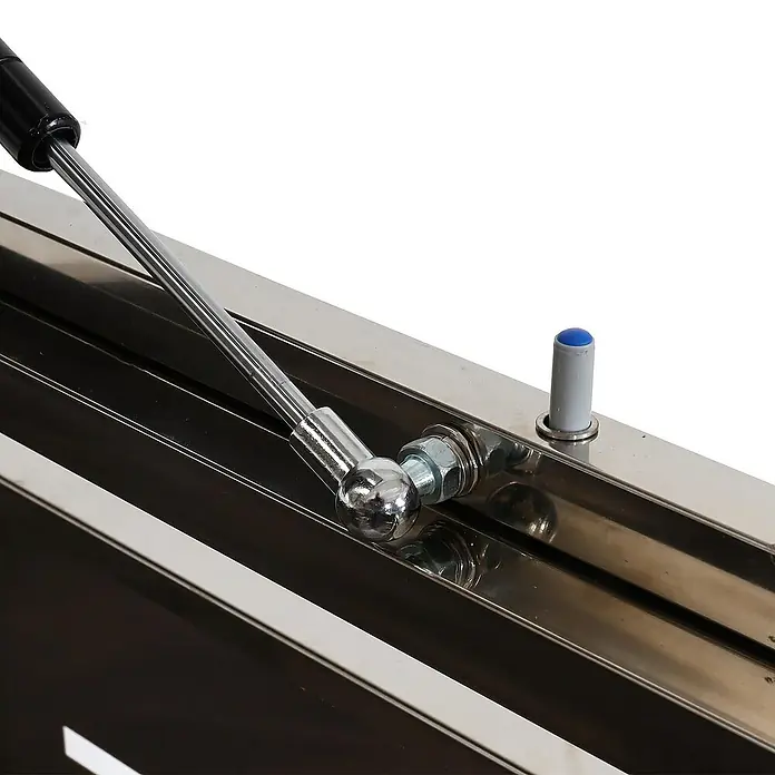 Proregal Mülltonnenbox 1er-Mülltonnenverkleidung - Metall, Edelstahl, Geeignet für Anzahl Mülltonnen: 1 Stk. - Nahaufnahme eines Präzisionsschneidegeräts mit Hebel, ideal für exakte Schnitte in verschiedenen Materialien.