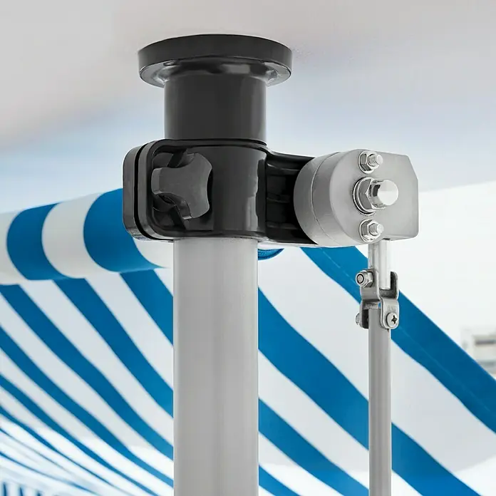 Sunfun KlemmmarkiseBlau/Weiß, Breite: 2,5 m, Ausfall: 1,3 m - Nahaufnahme eines stilvollen, blau-weiß gestreiften Markisenmastes mit präzisen Befestigungsdetails.