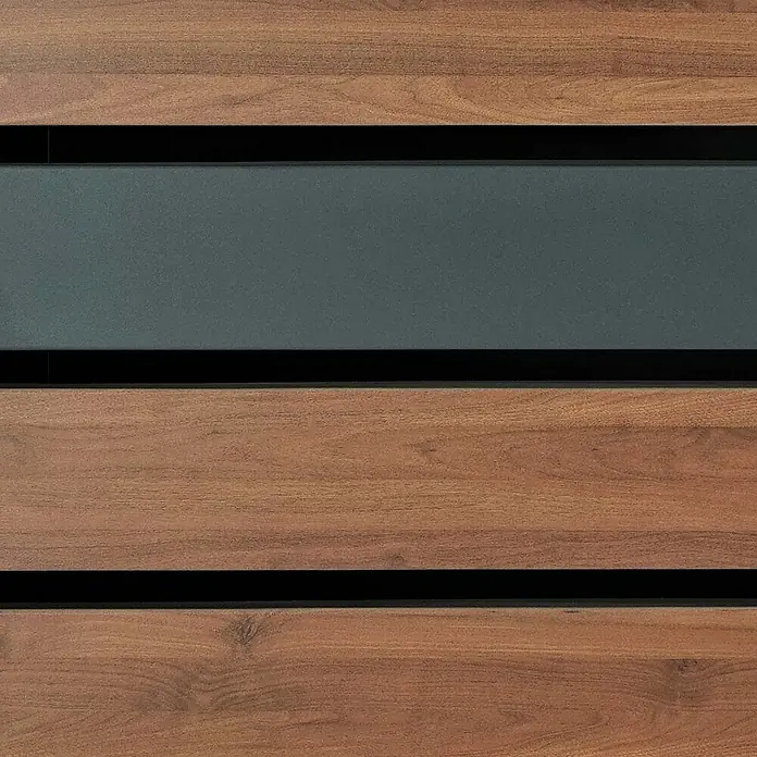 Proregal Mülltonnenbox XL 1er/2er-Mülltonnenverkleidung - 73 x 98 cm, Metall, Kirsche-Holzoptik Dunkelbraun, Geeignet für Anzahl Mülltonnen: 2 Stk. - Nahaufnahme einer modernen Wandverkleidung mit Holzpaneelen und einem grauen Akzent, die ein stilvolles und minimalistisches Design zeigt.