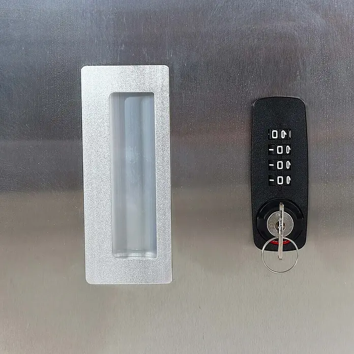 Proregal Mülltonnenbox 2er-Mülltonnenverkleidung - Metall, Edelstahl, Geeignet für Anzahl Mülltonnen: 2 Stk. - Detailaufnahme einer silberfarbenen Schublade mit eingelassenem Griff und einem schwarzen Zahlenschloss mit Schlüssel.