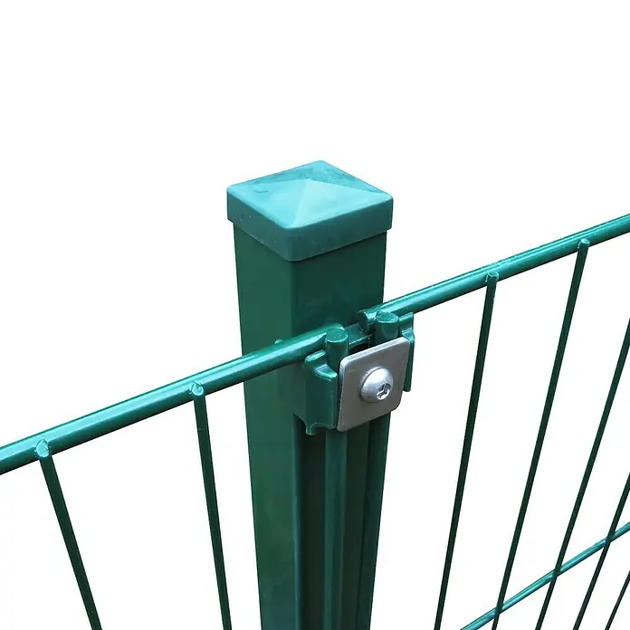 Peddy Shield Zaun-Set ESM10 x 1,2 m, Grün, 11 -tlg. - Nahaufnahme eines grünen Metallzaunpfostens mit quadratischer Kappe und Drahtgitterbefestigung.