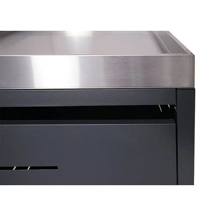 Proregal Mülltonnenbox 1er-Mülltonnenverkleidung - Metall, Edelstahl, Geeignet für Anzahl Mülltonnen: 1 Stk. - Detailaufnahme eines modernen Grills mit Edelstahloberfläche und dunkler, schlichter Unterschrankkonstruktion.