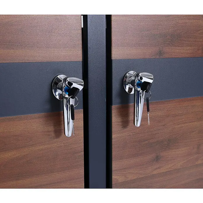 Proregal Mülltonnenbox 4er Mülltonnenverkleidung - 264 x 80 cm, Metall, Kirsche-Holzoptik Dunkelbraun, Geeignet für Anzahl Mülltonnen: 4 Stk. - Bild von zwei Holztüren mit einem schwarzen Streifen und einem verchromten Türgriff mit Schlüssel, der im Schloss steckt.