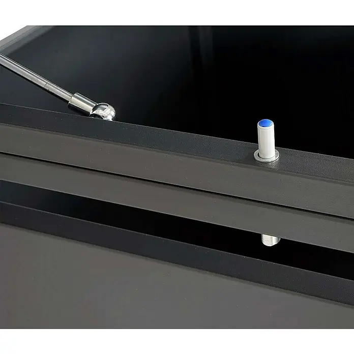 Proregal Mülltonnenbox 2er Mülltonnenverkleidung - Metall, Marmor-Optik dunkel, Geeignet für Anzahl Mülltonnen: 2 Stk. - Detailaufnahme eines modernen, grauen Metallbehälters mit einem silbernen Gasdruckdämpfer und einem weißen Knopf mit blauer Spitze.