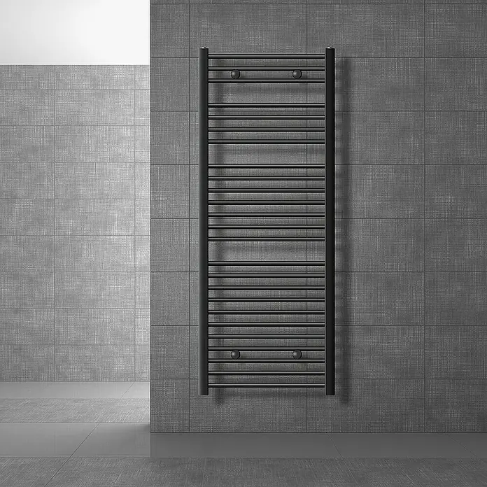 LuxeBath Elektro-Badheizkörper Handtuchwärmer Elektrisch Seitenanschluss mit Heizstab 1200W gebogen - B x H: 60 x 150 cm - Ein moderner, schwarzer Handtuchwärmer hängt an einer grauen, gefliesten Wand und bietet eine stilvolle und funktionale Lösung für jedes Badezimmer.