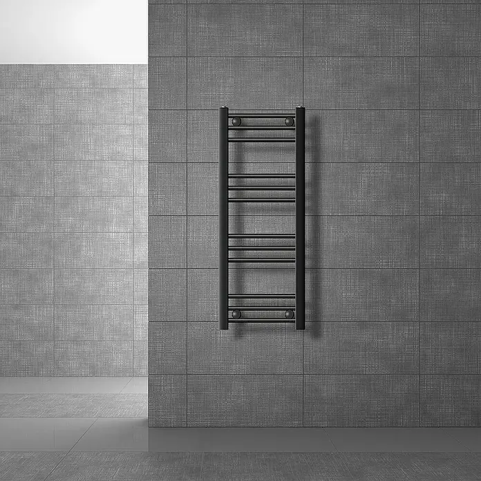 LuxeBath Elektro-Badheizkörper Handtuchwärmer Elektrisch Seitenanschluss mit Heizstab 300W gerade - B x H: 30 x 80 cm - Handtuchwärmer in Schwarz an grauer Wand. Das moderne Design ist ideal für jedes Badezimmer und sorgt für warme Handtücher.