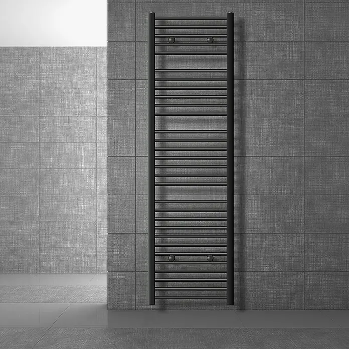 LuxeBath Elektro-Badheizkörper Handtuchwärmer Elektrisch Seitenanschluss mit Heizstab 900W gebogen - B x H: 50 x 180 cm - Badezimmeransicht mit modernem, an der Wand befestigtem Handtuchwärmer in dunkler Ausführung, der Wärme und Stil vereint.