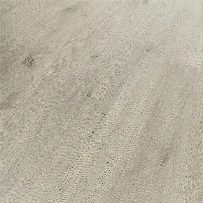 b!design Vinylboden Isocore Inside - Versailles, Landhausdiele, 1.510 x 300 x 7 mm - Nahaufnahme eines Laminatbodens in hellem Grau mit feiner Holzmaserung und Astlöchern für einen natürlichen Look.