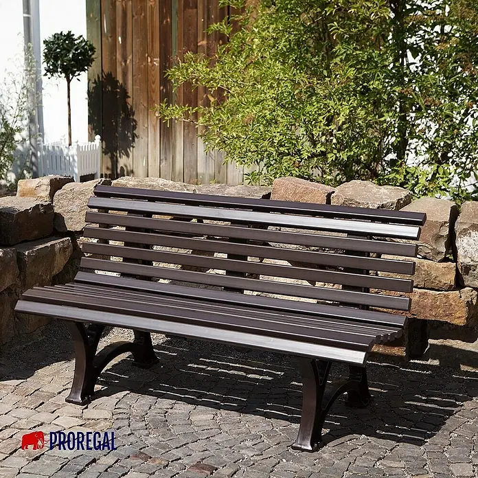 Proregal Gartenbank Jamaika 3-Sitzer aus Kunststoff - Braun - Eine stilvolle, braune Parkbank aus Metall mit Lattenrost und geschwungenen Beinen, die zum Verweilen einlädt.