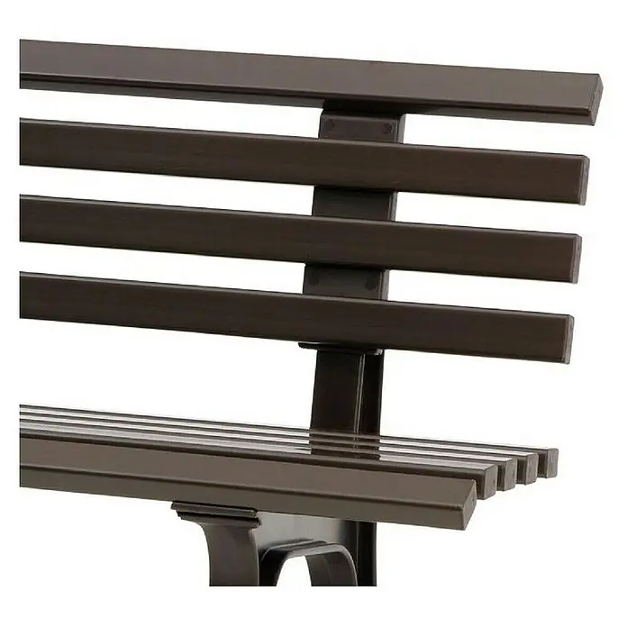 Proregal Gartenbank Antigua 3-Sitzer aus Kunststoff - Braun - Detailaufnahme einer braunen Parkbank mit Lattenstruktur und Metallrahmen. Die Bank wirkt stabil und modern.