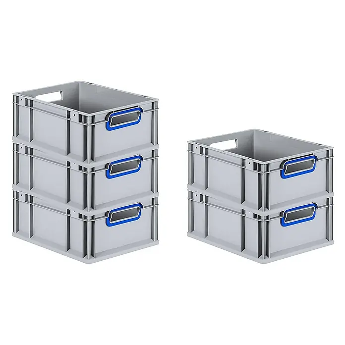 Proregal Eurobox Eurobox NextGen Color - Kunststoff, Grau, Blau - Drei graue Lagerkisten mit blauen Griffen gestapelt, daneben zwei graue Lagerkisten mit blauen Griffen gestapelt.
