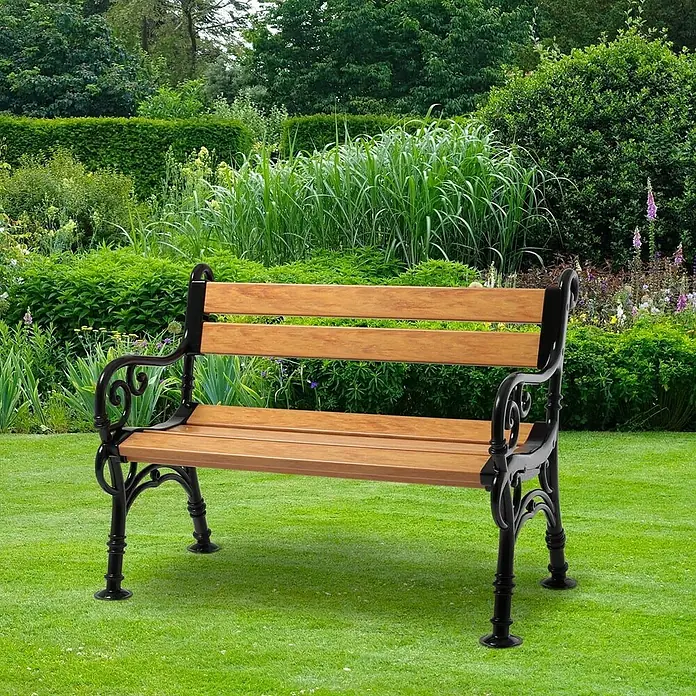 Proregal Gartenbank Curacao 2-Sitzer aus Kunststoff - Holzoptik - Eine klassische Parkbank mit Holzlatten und schwarzem Metallgestell, eingebettet in eine grüne Gartenlandschaft.
