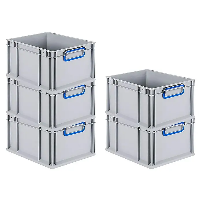 Proregal Eurobox Eurobox NextGen Color - L x B x H: 40 x 30 x 22 cm, Kunststoff, Grau, Blau - Auf dem Bild sind graue Kunststoffboxen mit blauen Griffen zu sehen, einige sind gestapelt, die anderen sind doppelt gestapelt.