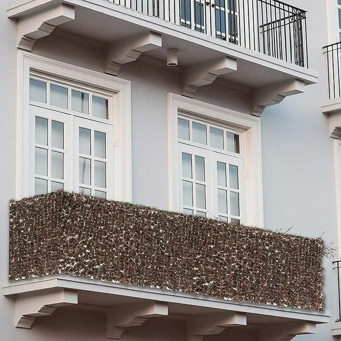 Proregal Sichtschutzelement Balkonsichtschutz - B x H: 300 x 100 cm, Kunststoff, Ahorn Braun - Balkonansicht mit einem dekorativen Sichtschutz aus künstlichen braunen Blättern, der Privatsphäre schafft und gleichzeitig das Erscheinungsbild aufwertet.