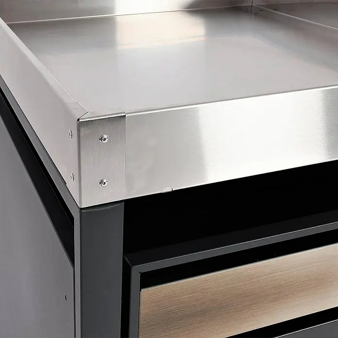 Proregal Mülltonnenbox 2er Mülltonnenverkleidung mit Pflanzkasten - Metall, Gold-Optik, Geeignet für Anzahl Mülltonnen: 2 Stk. - Detailaufnahme einer Edelstahl-Arbeitsplatte mit robusten Ecken und einer Schublade, die hochwertige Verarbeitung zeigt.