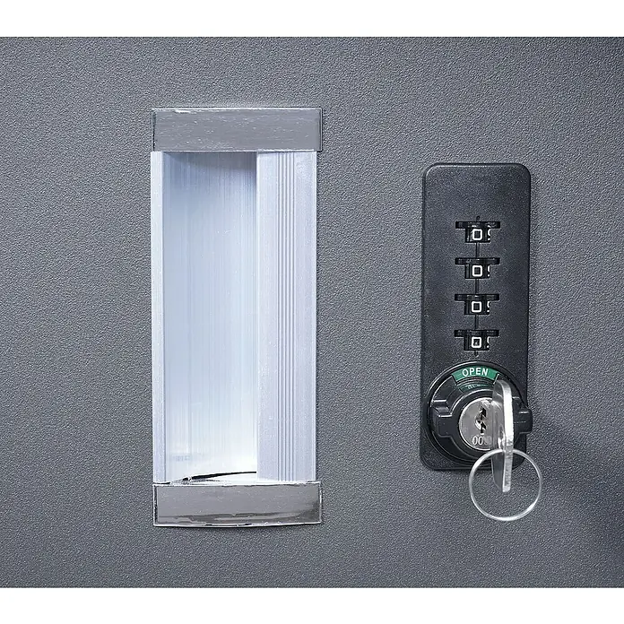 Proregal Mülltonnenbox Mülltonnenverkleidung - Metall, Anthrazit, Geeignet für Anzahl Mülltonnen: 1 Stk. - Detailansicht eines grauen Schranks mit Aluminiumgriff und einem Zahlenschloss mit Schlüssel. Das Schloss zeigt die Zahlenkombination 0-0-0-0.