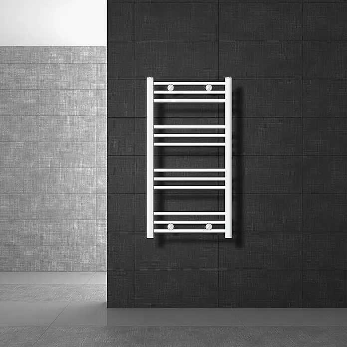 LuxeBath Elektro-Badheizkörper Handtuchwärmer Elektrisch Seitenanschluss mit Heizstab 300W gerade - B x H: 50 x 80 cm - Ein weißer beheizter Handtuchhalter hängt an einer dunklen Wand im Badezimmer, der für warme und trockene Handtücher sorgt und eine stilvolle Note verleiht.