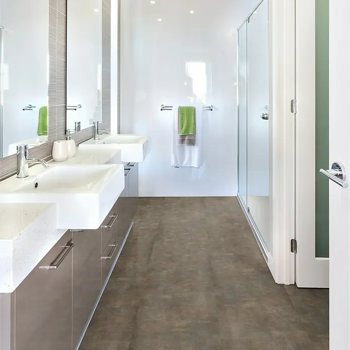Vinylbodenmuster Sly L Titan - 280 x 160 x 7,5 mm, Fliesenoptik - Modernes Badezimmer mit zwei Waschbecken und braunem Boden.