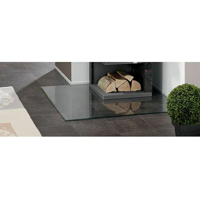 Justus Glasbodenplatte B8 - 110 x 110 cm, Quadratisch - Ein Kamin mit Glasbodenplatte und Holzscheiten. Die Glasplatte schützt den Boden vor Funkenflug und Verschmutzung durch das Feuerholz.