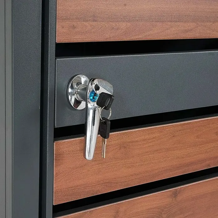 Proregal Mülltonnenbox 2er Mülltonnenverkleidung mit Pflanzkasten - 132 x 80 cm, Metall, Kirsche-Holzoptik, Geeignet für Anzahl Mülltonnen: 2 Stk. - Nahaufnahme eines modernen Briefkastens mit einem glänzenden Schloss und Schlüsseln, der Sicherheit und Stil vereint.