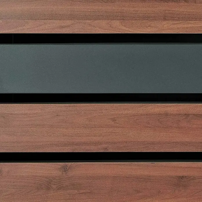 Proregal Mülltonnenbox 2er Mülltonnenverkleidung mit Pflanzkasten - 132 x 80 cm, Metall, Kirsche-Holzoptik, Geeignet für Anzahl Mülltonnen: 2 Stk. - Nahaufnahme einer modernen Holztür mit horizontalen Paneelen und einem grauen Akzent.