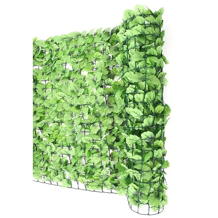 Proregal Sichtschutzelement Balkonsichtschutz - Kunststoff, Blatt hell - Das Bild zeigt eine grüne, künstliche Blätterwand auf einer Rolle. Die Blätter sind an einem Gitter befestigt, ideal für den Garten oder Balkon.