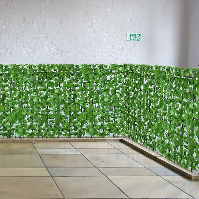 Proregal Sichtschutzelement Balkonsichtschutz - Kunststoff, Blatt hell - Künstlicher Efeu-Sichtschutz bietet grüne Privatsphäre im Innenbereich, ideal zur Dekoration und als Raumteiler, mit lebensechten Blättern auf einem stabilen Gitter.