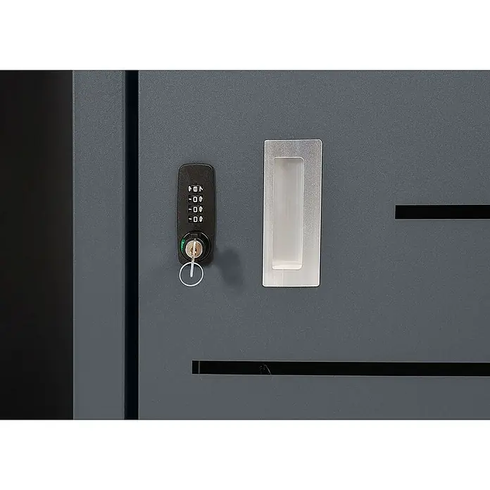 Proregal Mülltonnenbox 1er-Mülltonnenverkleidung mit Brennholzlager - 130 x 80 cm, Metall, Anthrazit, Geeignet für Anzahl Mülltonnen: 1 Stk. - Detailaufnahme eines grauen Schranks mit einem Zahlenschloss und Schlüssel, sowie einem eingelassenen Griff.