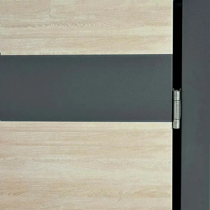 Proregal Mülltonnenbox 2er Mülltonnenverkleidung - Metall, Buche-Holzoptik Hellbraun, Geeignet für Anzahl Mülltonnen: 2 Stk. - Nahaufnahme einer modernen Tür mit Holzfurnier und einem grauen Querstreifen, befestigt mit einem silbernen Scharnier am grauen Rahmen.
