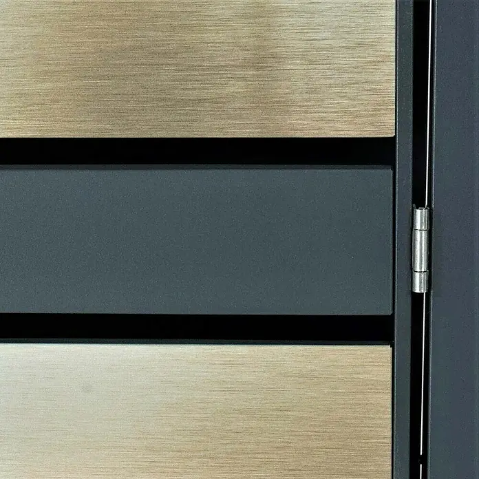 Proregal Mülltonnenbox 1er Mülltonnenverkleidung - 68 x 80 cm, Metall, Gold-Optik, Geeignet für Anzahl Mülltonnen: 1 Stk. - Nahaufnahme eines modernen Zauntors mit horizontalen Holzpaneelen in Beige und Grau, verbunden durch robuste, graue Metallbeschläge.