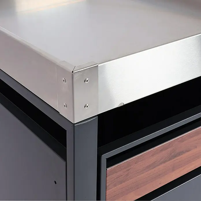 Proregal Mülltonnenbox 2er Mülltonnenverkleidung mit Pflanzkasten - 132 x 80 cm, Metall, Kirsche-Holzoptik, Geeignet für Anzahl Mülltonnen: 2 Stk. - Detailansicht eines modernen Küchenschranks mit Edelstahloberfläche und Holzschublade, der hochwertige Materialien und modernes Design vereint.