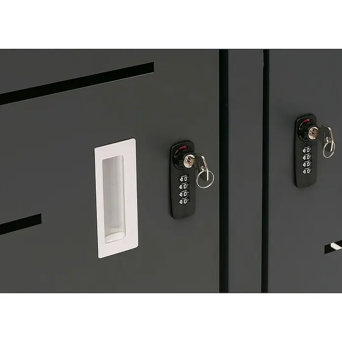 Proregal Mülltonnenbox XL 2er-/4er-Mülltonnenverkleidung - Metall, Edelstahl, Geeignet für Anzahl Mülltonnen: 2 Stk. - Nahaufnahme eines Schranks mit einem Zahlenschloss und einem Schlüssel, der im Schloss steckt. Das Gehäuse ist aus dunklem, robustem Material.