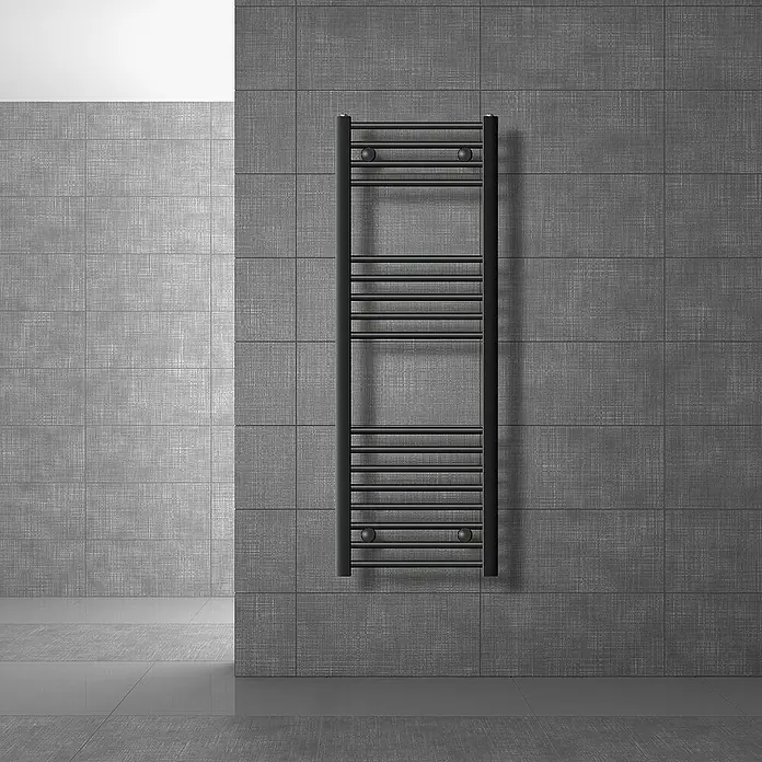 LuxeBath Elektro-Badheizkörper Handtuchwärmer Elektrisch Seitenanschluss mit Heizstab 1200W gebogen - B x H: 40 x 120 cm - Ein dunkler Handtuchwärmer ist an einer grauen, gefliesten Badezimmerwand befestigt. Der Heizkörper hat eine moderne Optik.