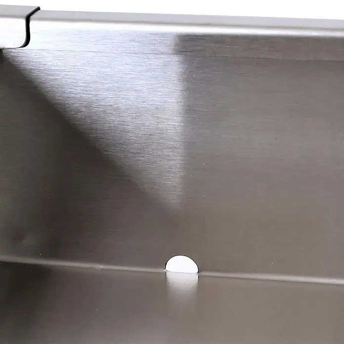 Proregal Mülltonnenbox 2er Mülltonnenverkleidung mit Pflanzkasten - Metall, Buche-Holzoptik, Geeignet für Anzahl Mülltonnen: 2 Stk. - Nahaufnahme einer Edelstahlspüle, die die gebürstete Textur und ein kleines Ablaufloch hervorhebt. Ideal für moderne Küchendesigns.